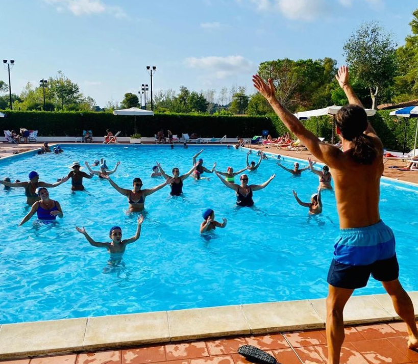 Lezione di Acquagym per adulti e bambini