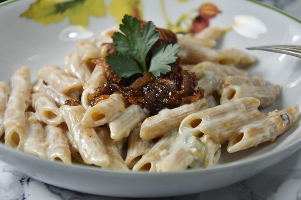 pasta ricotta e cipolla caramellata